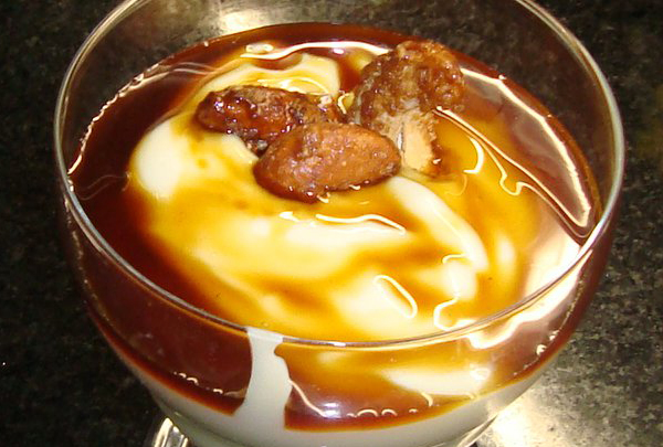 Mousse de cachaca com calda de rapadura - Mousse de cachaça com calda de rapadura