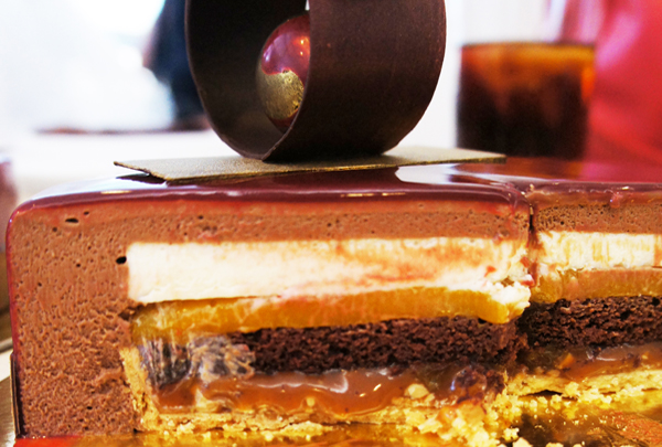 Entremet de chocolate cortada Sergio Shidomi Home - World Chocolate Masters Barry Callebaut