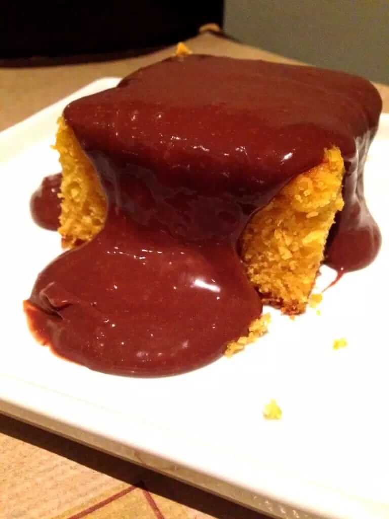 Bolo de cenoura com cobertura de chocolate - Receitas de bolo gostoso e diferente