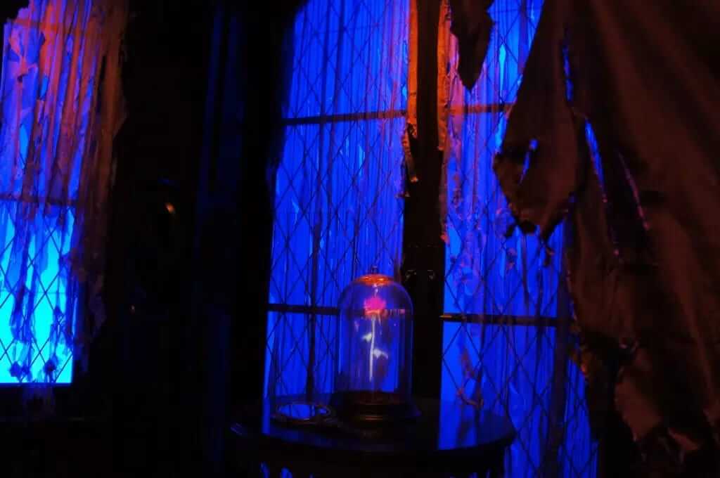 Be Our Guest West Wing ala proibida com redoma que guarda a rosa Rosa - Onde comer na Disney