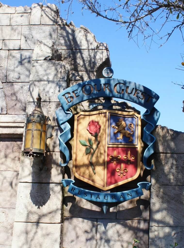 Be Our Guest entrada castelo 759x1024 - Onde comer na Disney