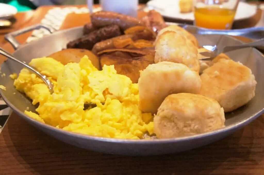 Ohana Polynesian Resort &acute;Ohana&acute;s Best Friends Breakfast ovos batatas fritas linguica bacon e variedade de paes - Onde comer na Disney