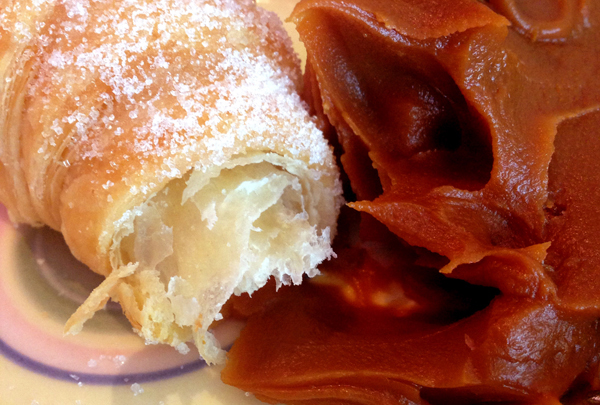 Medialuna e Dulce de Leche foto Cuecas na Cozinha - Dicas do que comer em Montevidéu