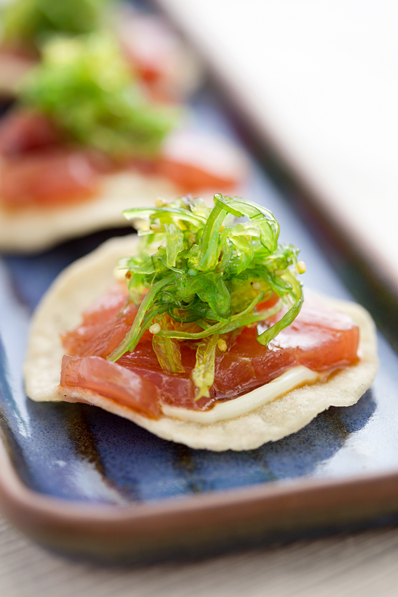 Extasia restaurante Tostada de milho com atum marinado maionese de wasabi e salada de algas - Extásia restaurante