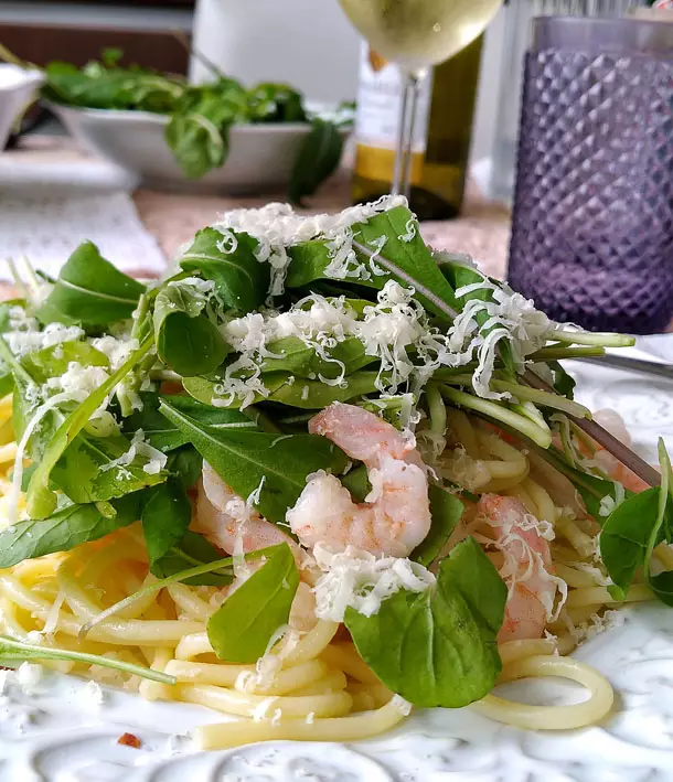 Receitas para o verão Macarrao com rúcula e camarao - Receitas para o verão