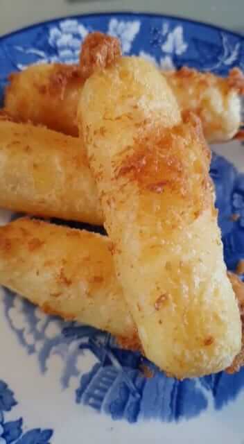 Bolinho de mandioca recheado de queijo minas