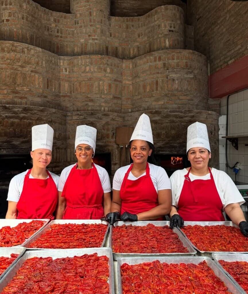 Veridiana Pizzaria preparo dos tomates 864x1024 - Veridiana Pizzaria