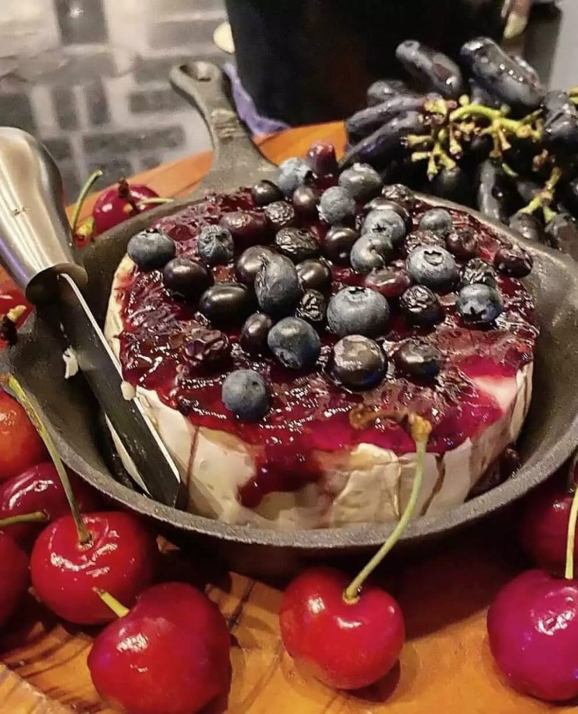 Receitas de Entradas e Petiscos Brie com Frutas Vermelhas 830x1024 - Receitas de Entradas e Petiscos